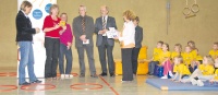Preisübergabe mit Kindern: Insa Abeling (Hannover), Carmen Frisch (Fortbildungsbetreuung vor Ort),Gertrud Hellbrück (Übungsleiterin), Willi Ballhausen (Kreissportbund Götitngen), Duderstadts Bürgermeister Wolfgang Nolte (CDU) sowie Kindergartenleiterin Marita Thiele (von links).