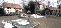 Marode Brunnen, verwaiste und vereiste Tischtennisplatte: Einen tristen Eindruck macht der St.-Martin-Platz im Seeburger Ortskern vor der Neugestaltung.