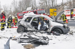 Fahrt zur Arbeit endet tragisch: Aus dem Wrack des Ford Ka konnten zwei Duderstädter nur noch tot geborgen werden