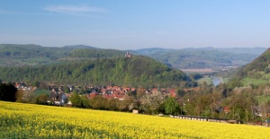 Werleshausen mit Burg Ludwigstein.jpg