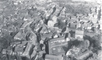 Luftbild aus den 50er Jahren: Am Schlosshof stehen noch Wirtschaftsgebäude, auf der Hahlestraße laufen Gänse.
