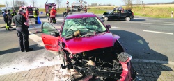 Offenbar Fehler beim Abbiegen: schwerer Unfall auf der B 446 bei Wolbrechtshausen.